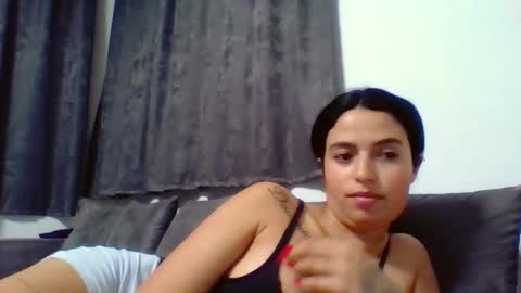 Snapshot of emilly_daniel chatting on November 17, 7:41 pm Emilly and Daniel online show from November 17, 7:41 pm