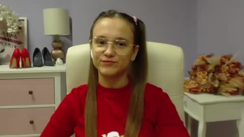 Snapshot of emilly_lust99 chatting on December 3, 7:32 am Emilly online show from December 3, 7:32 am