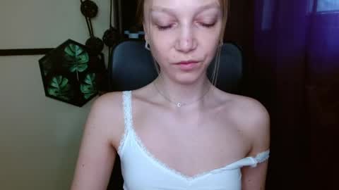 Snapshot of emilly_xkiss chatting on April 21, 5:47 am Emilly online show from April 21, 5:47 am