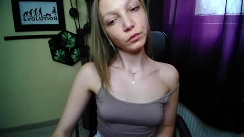 Snapshot of emilly_xkiss chatting on May 11, 12:44 pm Emilly online show from May 11, 12:44 pm
