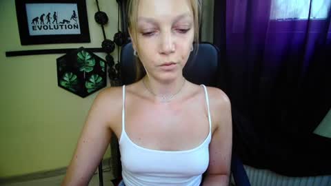 Snapshot of emilly_xkiss chatting on June 24, 12:37 pm Emilly online show from June 24, 12:37 pm