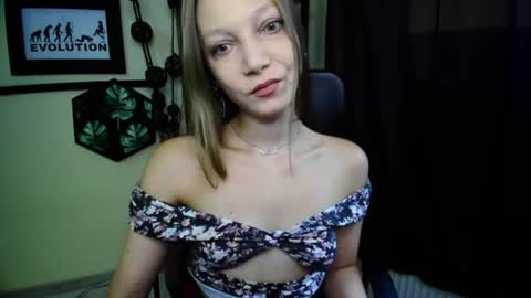 Snapshot of emilly_xkiss chatting on July 19, 6:17 am Emilly online show from July 19, 6:17 am