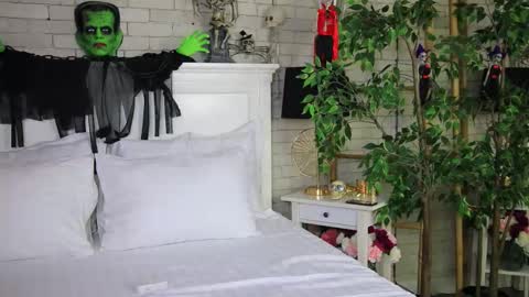 Snapshot of emillybronte chatting on October 31, 8:21 pm EMMA online show from October 31, 8:21 pm