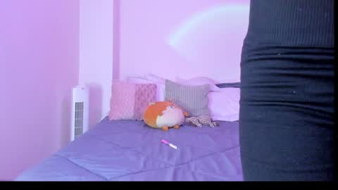 Snapshot of emillyhils1 chatting on December 19, 4:56 am emilly online show from December 19, 4:56 am