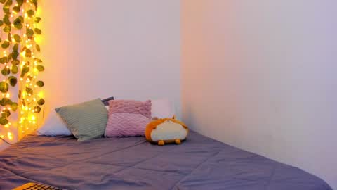 Snapshot of emillyhils1 chatting on January 24, 11:56 pm emilly online show from January 24, 11:56 pm