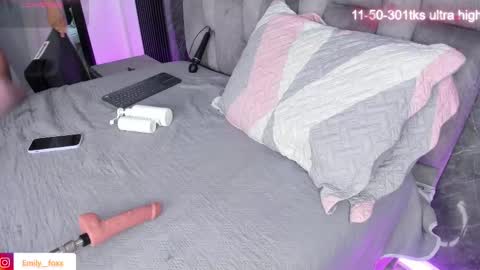 Snapshot of emily___fox chatting on March 4, 12:01 pm Emily online show from March 4, 12:01 pm