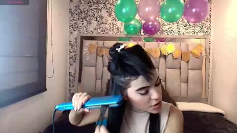 Snapshot of emily__cute__ chatting on February 21, 9:05 pm EMILY CUTE online show from February 21, 9:05 pm