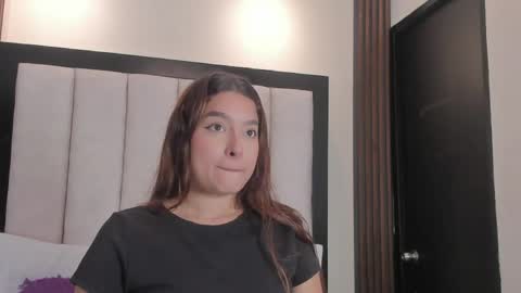 Snapshot of emily__harper_ chatting on May 20, 11:38 am Emily online show from May 20, 11:38 am