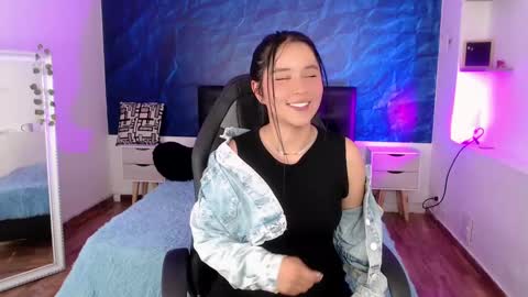 Snapshot of emily_carter19 chatting on December 14, 3:51 am Emily Carter online show from December 14, 3:51 am