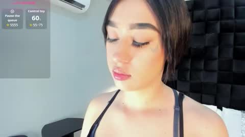 emily_clarkk_ online show from March 12, 8:26 pm