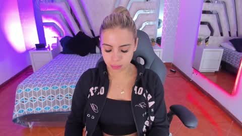 Snapshot of emily_ellen chatting on December 27, 10:34 am Emily online show from December 27, 10:34 am