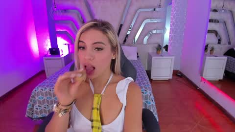 Snapshot of emily_ellen chatting on January 13, 1:49 pm Emily online show from January 13, 1:49 pm