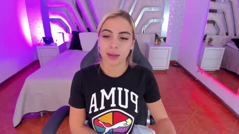 Snapshot of emily_ellen chatting on January 14, 10:48 am Emily online show from January 14, 10:48 am