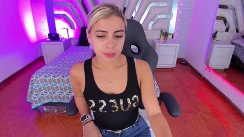 Snapshot of emily_ellen chatting on January 15, 10:27 am Emily online show from January 15, 10:27 am