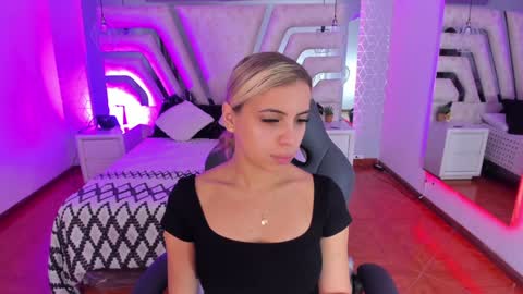 Snapshot of emily_ellen chatting on January 28, 10:34 am Emily online show from January 28, 10:34 am