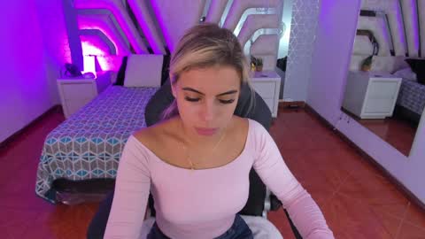 Snapshot of emily_ellen chatting on January 30, 10:29 am Emily online show from January 30, 10:29 am