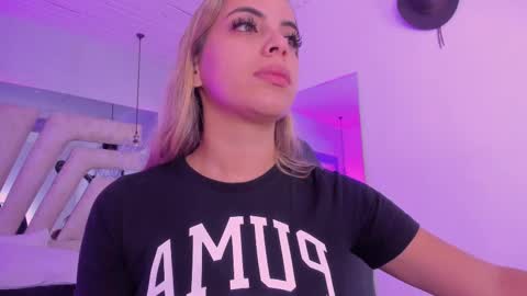 Snapshot of emily_ellen chatting on October 18, 11:00 am Emily online show from October 18, 11:00 am