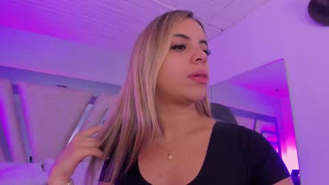 Snapshot of emily_ellen chatting on October 20, 11:10 am Emily online show from October 20, 11:10 am