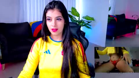 Snapshot of emily_jones3 chatting on June 17, 11:56 am Emily online show from June 17, 11:56 am