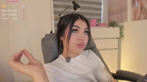 EmilyKenner  Independent model  online show from November 3, 12:17 pm