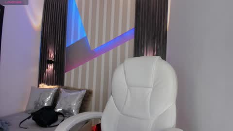 Snapshot of emily_layton chatting on January 28, 5:46 pm Emily online show from January 28, 5:46 pm