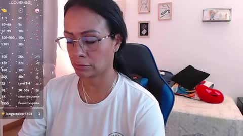 Snapshot of emily_leroy571240 chatting on November 14, 3:44 pm emily leroy. online show from November 14, 3:44 pm