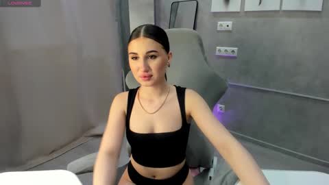 Snapshot of emily_lews chatting on February 24, 4:21 am Emily online show from February 24, 4:21 am