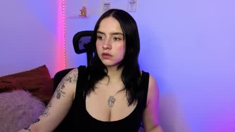 Snapshot of emily_lindey_ chatting on February 8, 2:26 am Emily Lindey online show from February 8, 2:26 am