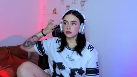 Snapshot of emily_lindey_ chatting on February 11, 4:17 am Emily Lindey online show from February 11, 4:17 am