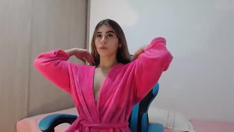 Snapshot of emily_mikelhot chatting on April 1, 7:31 am emily_mikelhot online show from April 1, 7:31 am