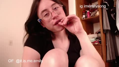 emily_pearl_ online show from April 8, 10:10 pm