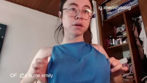 Snapshot of emily_pearl_ chatting on May 10, 2:44 pm emily_pearl_ online show from May 10, 2:44 pm