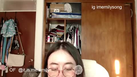 Snapshot of emily_pearl_ chatting on May 16, 7:34 pm emily_pearl_ online show from May 16, 7:34 pm