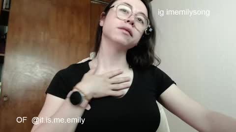 Snapshot of emily_pearl_ chatting on June 3, 8:03 pm emily_pearl_ online show from June 3, 8:03 pm