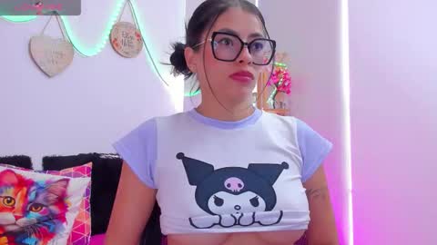 Snapshot of emily_sanderss1 chatting on December 1, 2:22 pm Emily online show from December 1, 2:22 pm