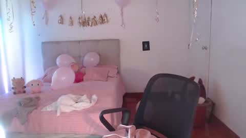 Snapshot of emily_swan_04 chatting on January 4, 7:02 pm Emily  Swan online show from January 4, 7:02 pm