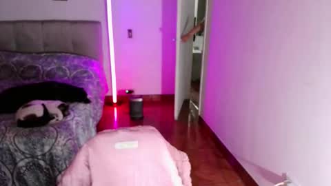 Snapshot of emily_swan_04 chatting on November 19, 2:00 am Emily Swan online show from November 19, 2:00 am