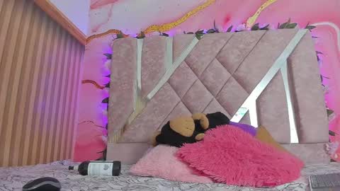 emily_velvet_ online show from April 4, 6:16 pm