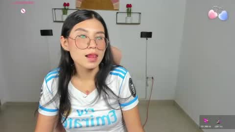 Snapshot of emily_villamil_ chatting on July 15, 9:42 pm Emi online show from July 15, 9:42 pm