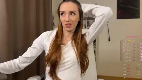 Snapshot of emily_w0w_ chatting on November 23, 9:25 pm Lia online show from November 23, 9:25 pm