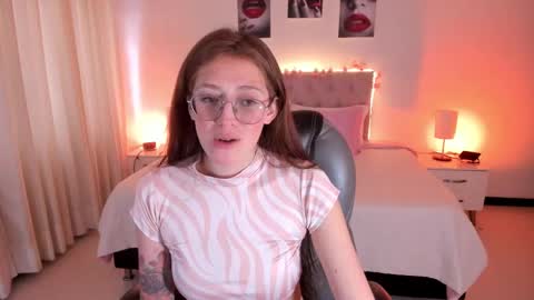 emily_warren__ online show from October 7, 7:22 pm