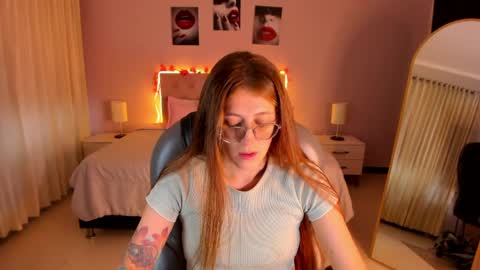 Snapshot of emily_warren__ chatting on April 24, 9:06 pm emily_warren__ online show from April 24, 9:06 pm