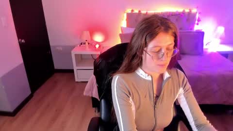 Snapshot of emily_warren__ chatting on June 4, 8:15 pm emily_warren__ online show from June 4, 8:15 pm
