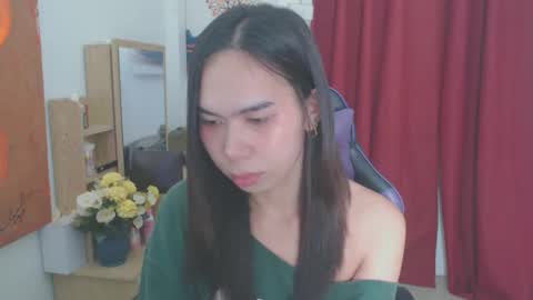 emily_xo143 online show from May 7, 12:21 pm