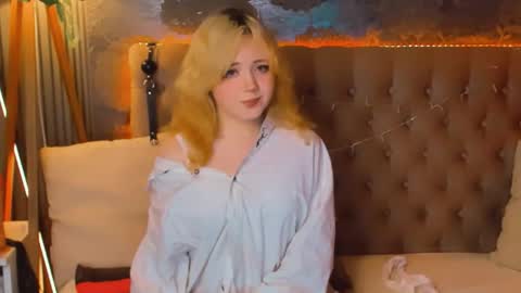 Snapshot of emilyangels chatting on May 7, 6:08 am Baby Emelli online show from May 7, 6:08 am