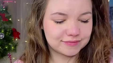 Snapshot of emilyart_ chatting on January 8, 2:25 am artist Emily online show from January 8, 2:25 am