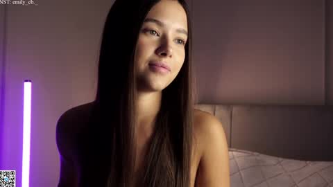 Snapshot of emilybatee chatting on December 3, 9:23 pm emilybatee online show from December 3, 9:23 pm