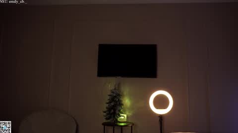 Snapshot of emilybatee chatting on February 9, 5:54 pm emilybatee online show from February 9, 5:54 pm