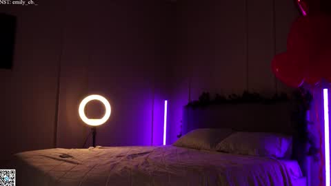 Snapshot of emilybatee chatting on February 24, 5:20 pm emilybatee online show from February 24, 5:20 pm