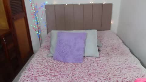 Snapshot of emilybluunt_ chatting on February 1, 5:06 am emilybluunt_ online show from February 1, 5:06 am